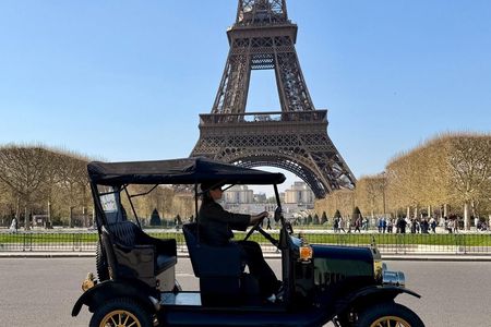 Private vintage electric vehicle tour of Paris aboard Odette