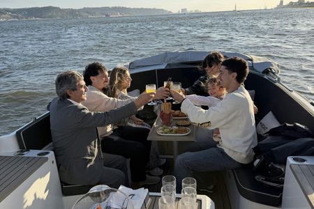 2-hour sangria and wine premium boat experience