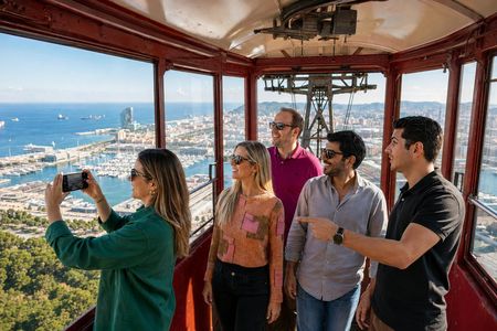 Barcelona tour with Montjuïc, Old Town, cable car and cruise