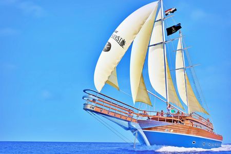 Hurghada, Pirate Yacht and Submarine Combo Visit from Luxor with Lunch