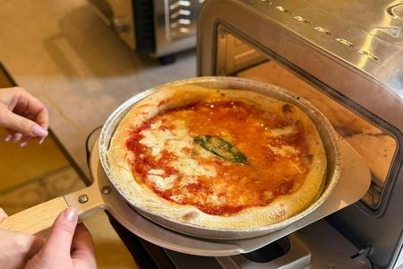 Neapolitan pizza and tiramisu cooking class in Naples