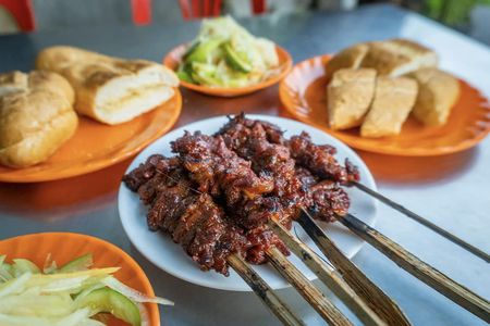 Evening food tour with drinks in Phnom Penh by tuk-tuk