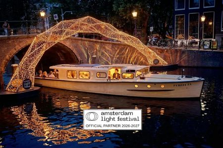 Amsterdam Light Festival cruise with hot snacks and drinks