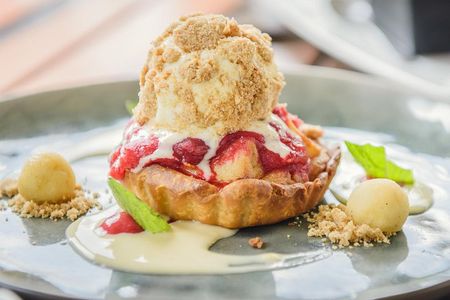 Deluxe Wine Tour to Tamborine Mountain, includes two course lunch