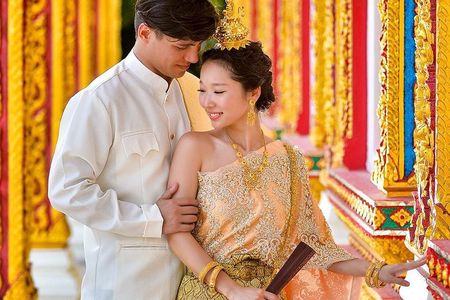 Wedding Shooting with Traditional Thai Dress by Professional photographer
