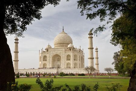From Agra: Taj Mahal Sunrise Private Tour with Lunch & Entry Fees