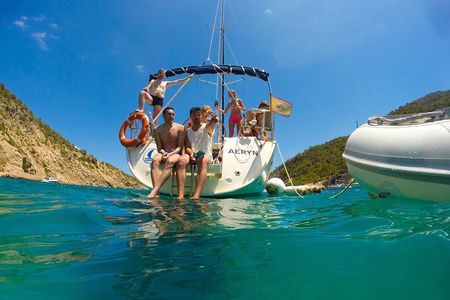 Barcelona Small Group Sailing with Snacks and Cava