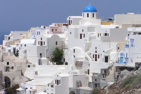 Santorini Shore Excursion: Private Tour of Oia and Fira, including Museum of Prehistoric Thira and Wine Tasting