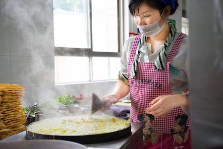 Beijing Street Breakfast Tour with Temple of Heaven and Pearl Market Visit