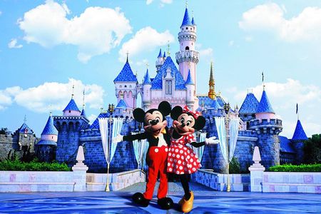 Daily Group Tour: Disneyland Admission With Hotel Pickup and 1-Way Transfer