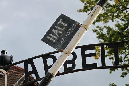  Krakow & Auschwitz day tour from Warsaw by private car with Lunch 