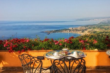  Taormina and Castelmola private and guided tour with Arancino 