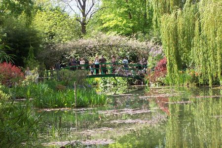 From Paris: Monet Gardens & Giverny Bike Tour with Picnic Stop