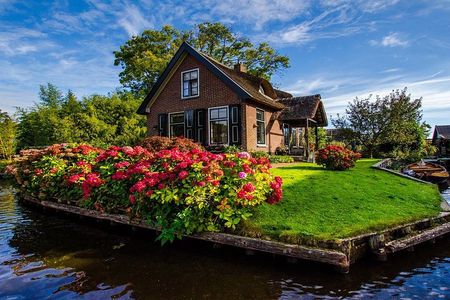 Giethoorn Guided Day Trip with Boat Ride from Amsterdam