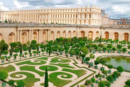 Excursion to Versailles by train with entrance to the Palace and Gardens