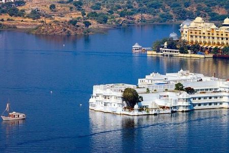 Udaipur Sightseeing Day Tour with Professional Guide and Driver