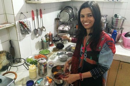 Private Market Tour & Vegetarian Cooking Class & Meal in a Local Jaipur Home