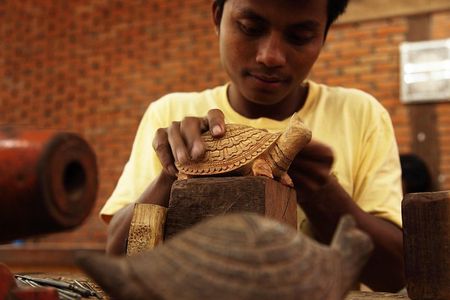 War Museum Wat Thmey and Artisans Angkor Half Day Tour