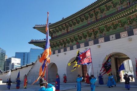 Best Walking Tour to Gyeongbok Palace n Bukchon with Expert