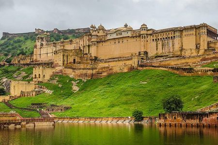 Guided Jaipur Tour by Day & Night with Traditional Indian Dinner