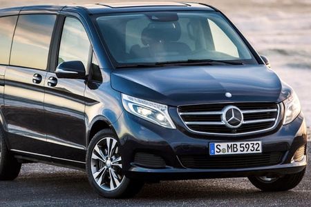 Private Chauffeured Minivan at Your Disposal in London for 4 Hours