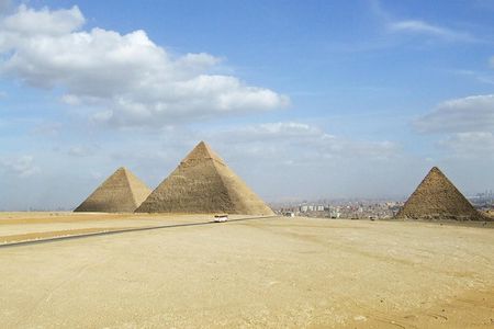 Cairo Stopover Day Trip to Pyramids, Egyptian Museum and Bazaar