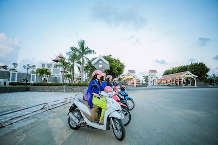 Danang Night City Tour with Aodai Lady Rider & Han River Cruise