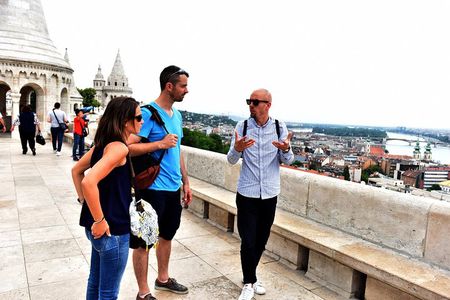 Buda Castle Walking Tour with Matthias church entry, Cake&Coffee