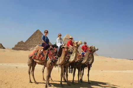 Full-Day Private Tour to the Giza Pyramids, Sphinx and Sakkara pyramids.