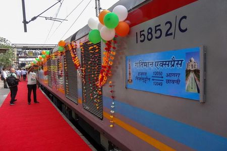 Taj Mahal Agra Tour by Gatimaan Train from Delhi 