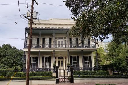 Small-Group Glamorous Garden District Tour