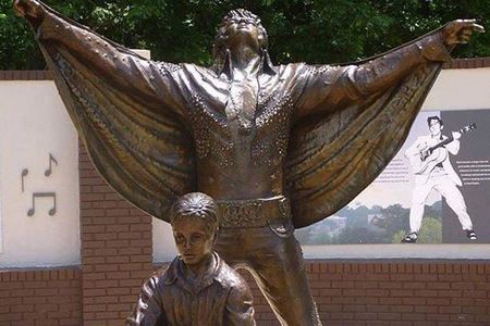 Elvis Presley Birthplace Park in Tupelo with Transport from Memphis