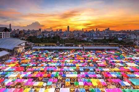 Experience Bangkok at Night with Streetfood Dinner & Foot Massage