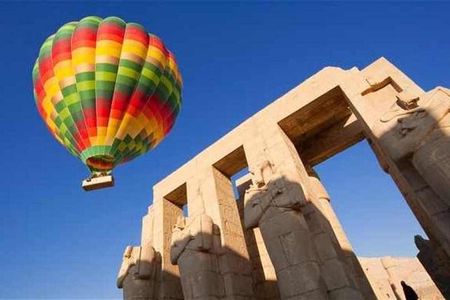Luxor : Flying on Hot Air Balloon for Sunrise