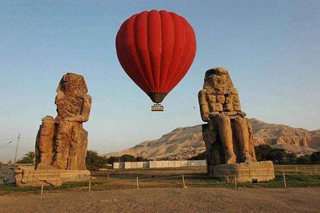 Luxor : Flying on Hot Air Balloon for Sunrise