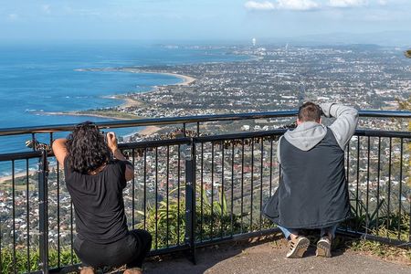 Sea Cliff Bridge, Kiama Blowhole, Beaches & Farmlands Small Group