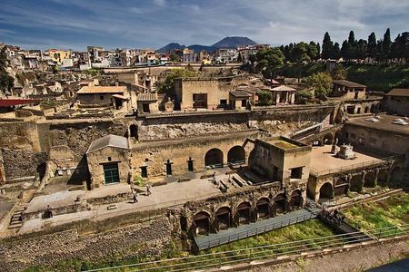 Small Group Pompeii and Herculaneum with an Archaeologist 