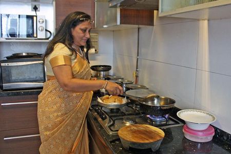 Crawford Market Tour & Gujarati Cooking Class in a Mumbai Home