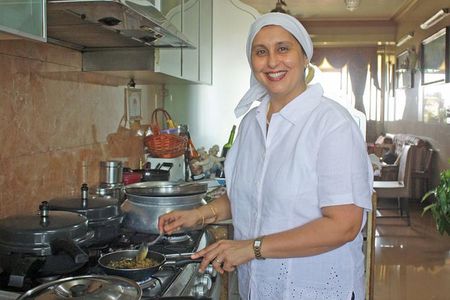 Grant Road Market Tour & Parsi Home Cooking Class in Mumbai
