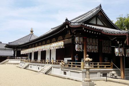 Osaka’s Best and Brightest: Private Full-Day Tour by Vehicle