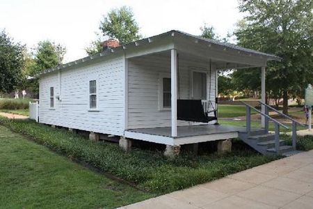 Elvis Presley's Childhood Home Sightseeing Daytrip from Memphis