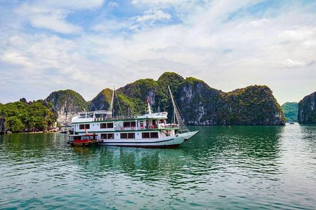 Venezia Cruise: 2 Days/1 Night Tour with Halong & Lan Ha Bay