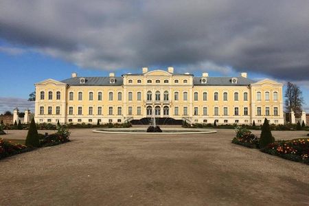 Vilnius to Riga Day Trip: The Hill of Crosses, Rundale Palace and Bauska Castle