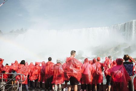 Tour to Niagara Falls with skip the line Cruise