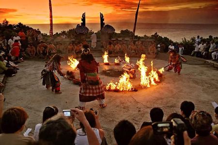 Uluwatu Sunset, Kecak Dance, and Dinner Jimbaran Beach
