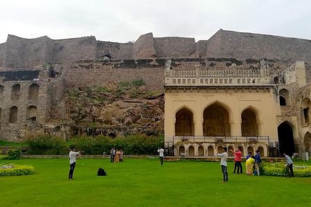 Half day Hyderabad tour to Golkonda fort & Qutub Shahi tombs in private car