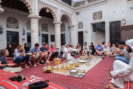 Authentic Emirati Cultural Meal and Talk in Old Dubai