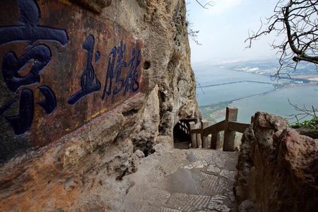 One day West Hills Yuantong Temple and Green Lake Tour