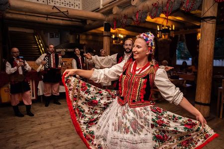 Cottage Style Evening with Folk Show and Traditional Feast from Krakow