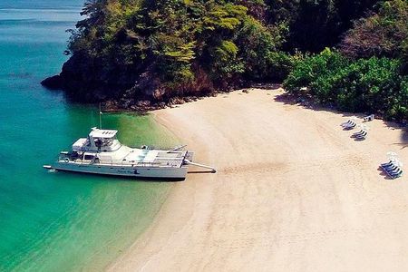 Tortuga Island Cruise with Lunch from San José